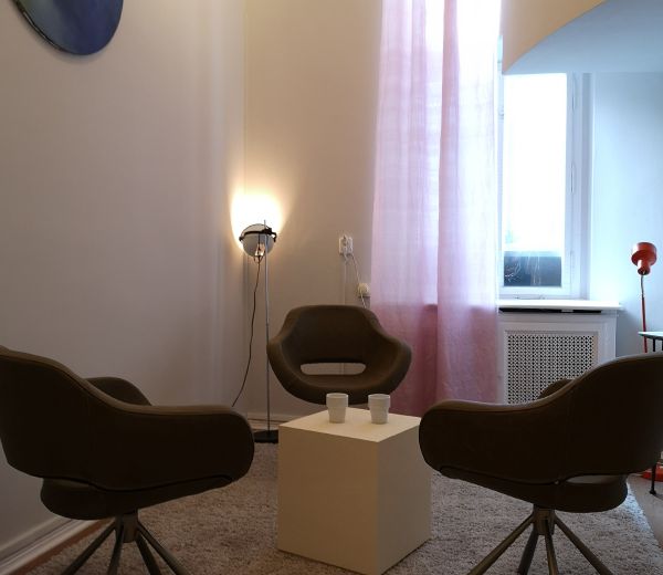 Therapieraum der Praxis Monica Burger am Kurfürstendamm in Berlin-Wilmersdorf: drei Sessel um einen kleinen Beistelltisch